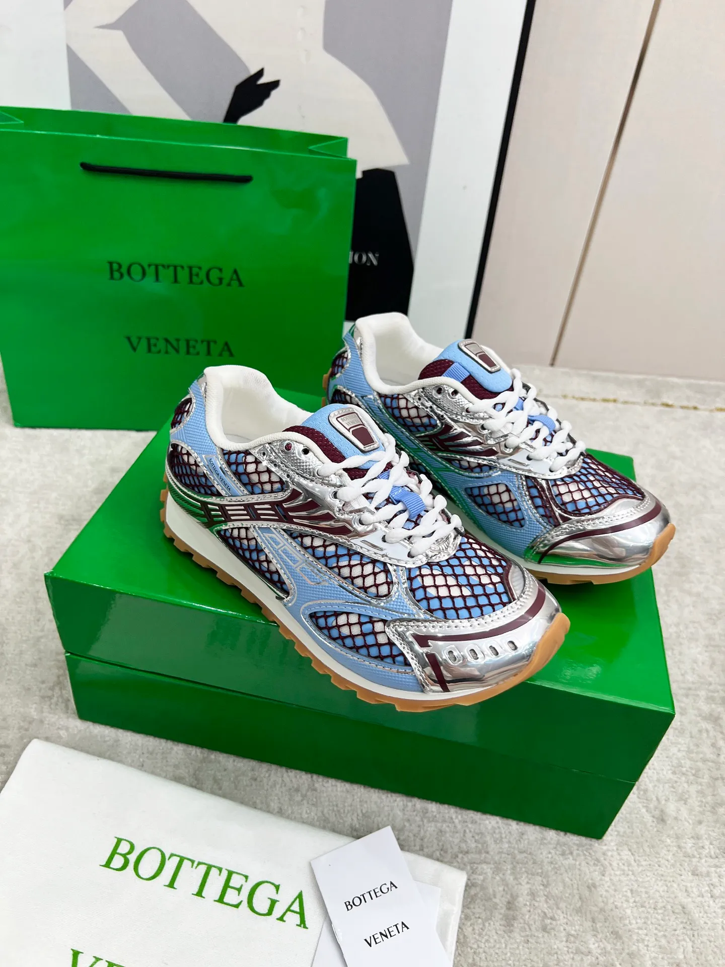 P540. Top version (couples model) Bottega Veneta Bottega Veneta 23ss autumn and winter show BV Orbit sneakers Wang Yibo's same style couples casual shoes dad shoes! Runner sneakers! Original purchase and development!  Made of original lightweight technical mesh fabric, the same as the original version! The process is complicated!  Paired with a rubber outsole designed with a geometric pattern, the high version of the Wang Zha series is actually much taller, but the legs still look slim. Very nice. Durable and playable, standard and version-matching shoe package technology, look for high-end versions. The original outsole is exclusively molded, and the color-blocked TPU outsole is used. The material and weight are the same as the original!  Size: #Female 35-41 (40 and 41 customized sizes are non-refundable) Male 39-45 (45 size customized are non-returnable and exchangeable)